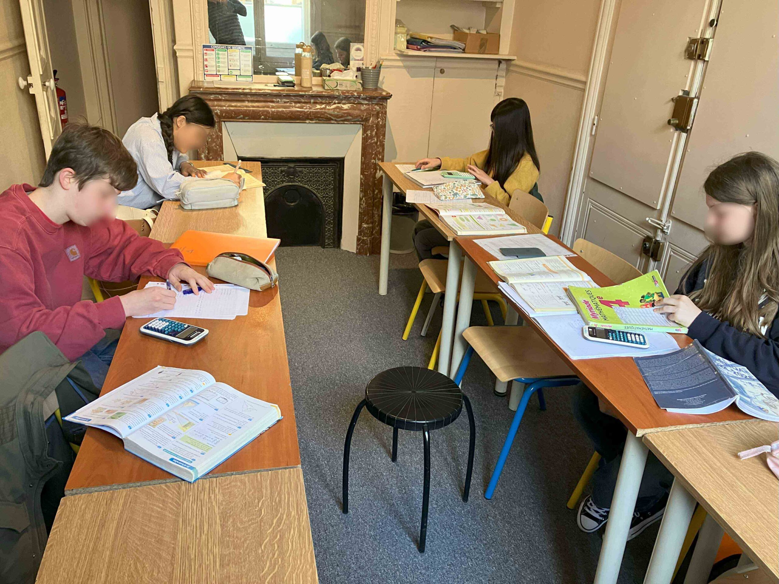 La grande salle avec ses élèves lors d'un stage de vacances