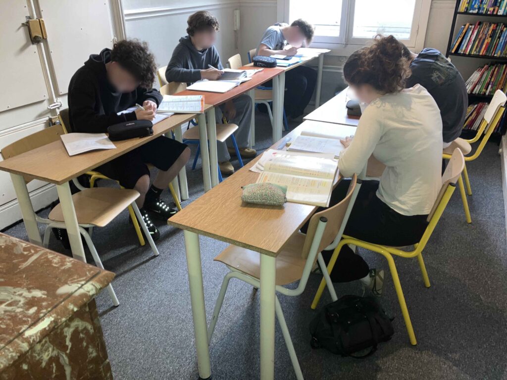 élèves en stage de soutien scolaire été 2025 à Paris en mathématiques