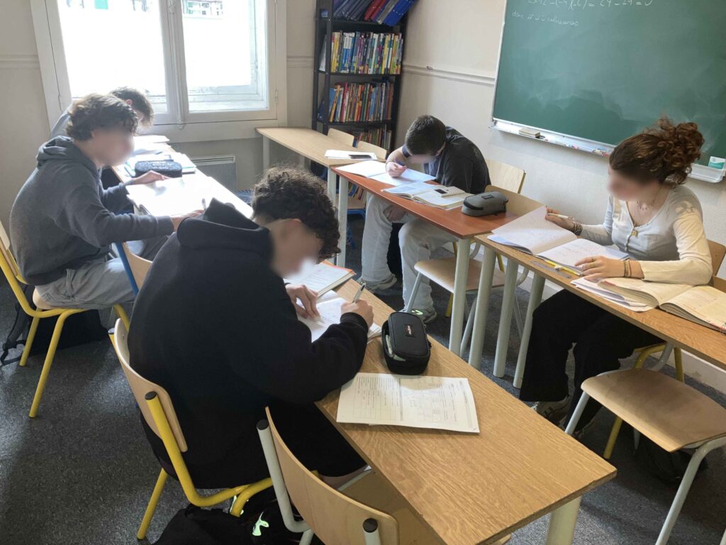 5 élèves travaillent lors d'un stage de pré-rentrée à Paris