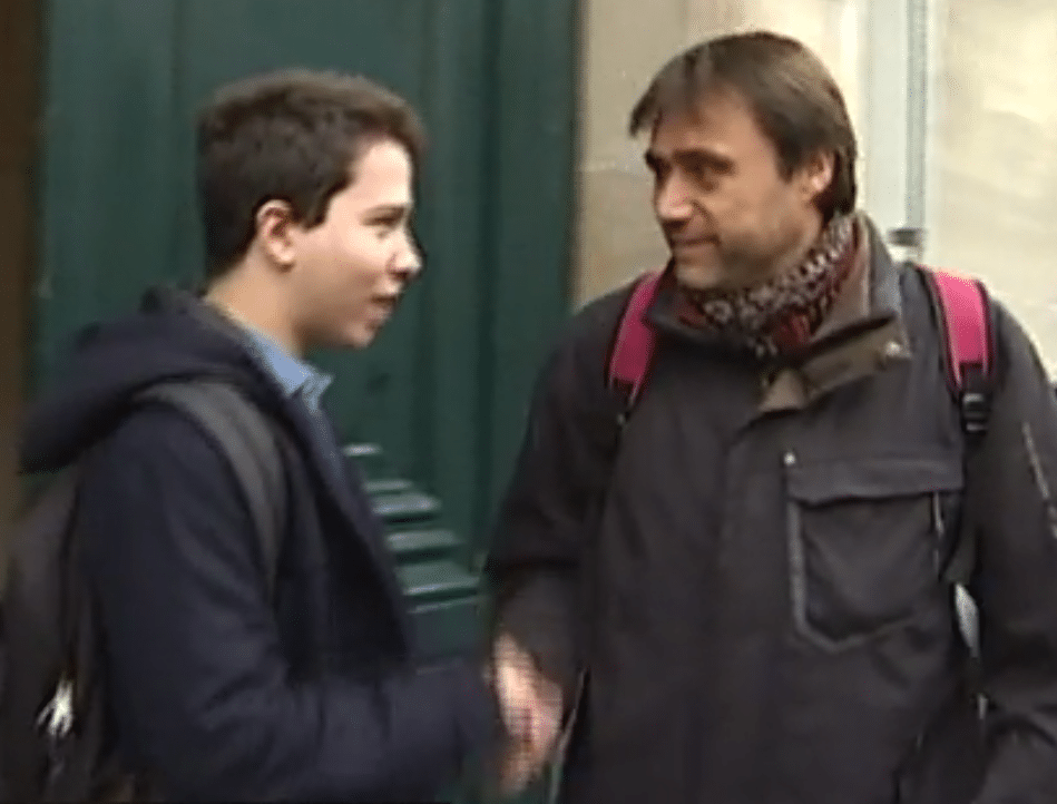 professeur et élève devant les Cours Thierry
