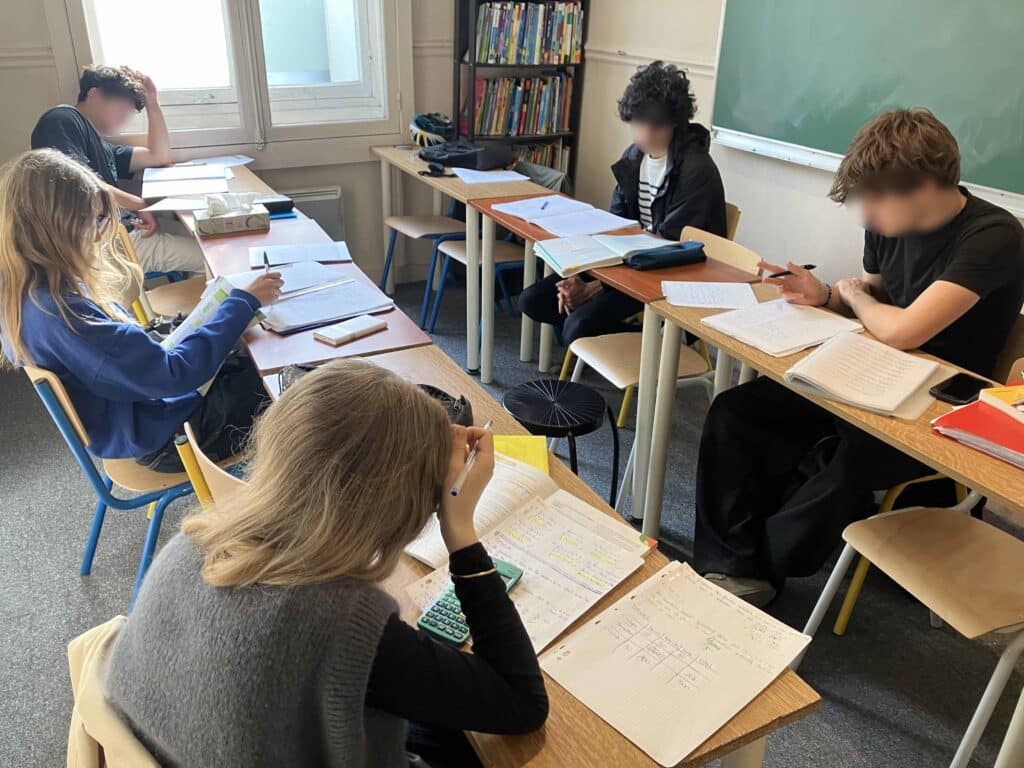 5 lycéens lors d'un stage de préparation au bac